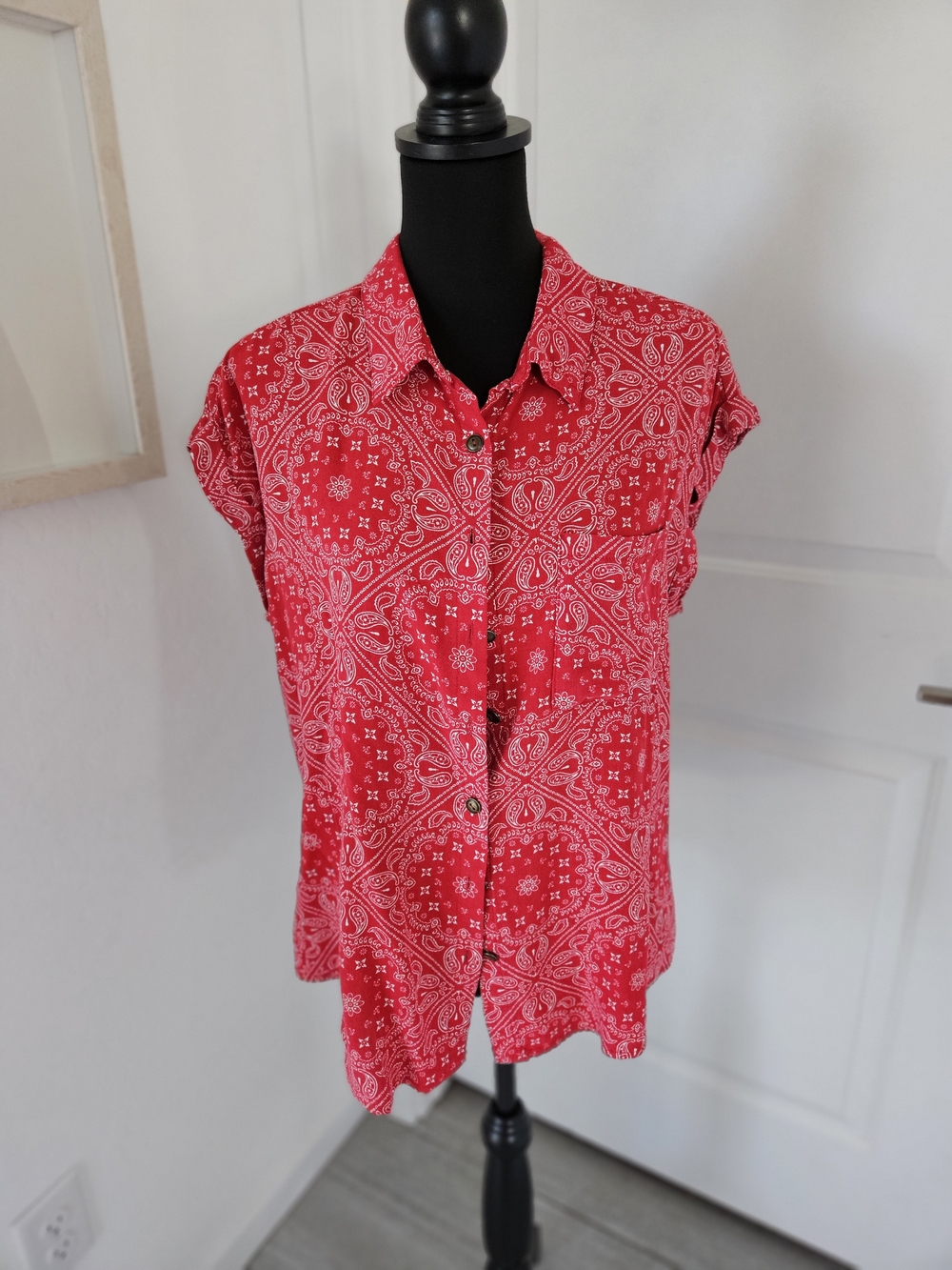 No Boundaries sz XL Red Paisley Button-Down Cap-Sleeve Shirt
